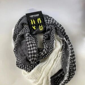 GMA Accessories Women’s Black and White Infinity Loop Scarf